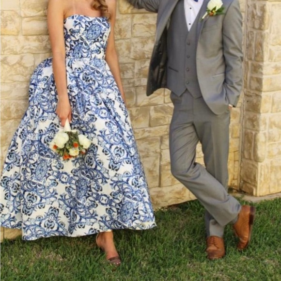 Formal dress - Picture 1 of 5